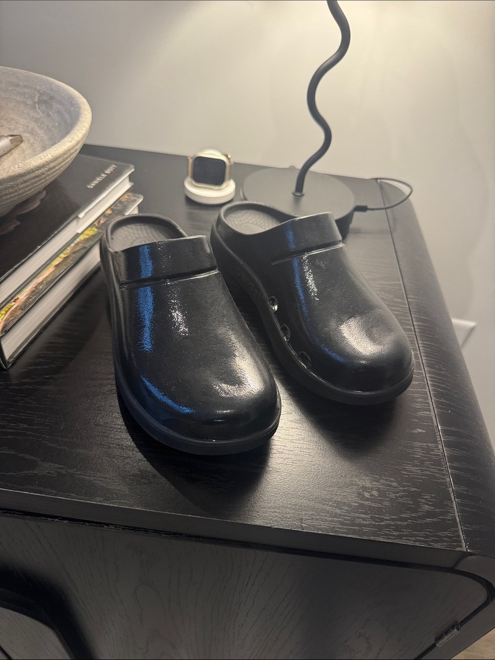 OOFOS OOcloog Luxe Glossy Black Clogs